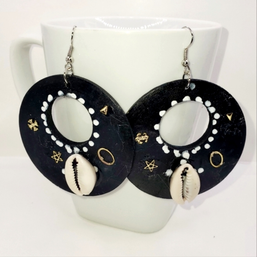 Handmade round wooden hoop earrings, round wooden and sea shell dangle earrings - Picture 2 of 6